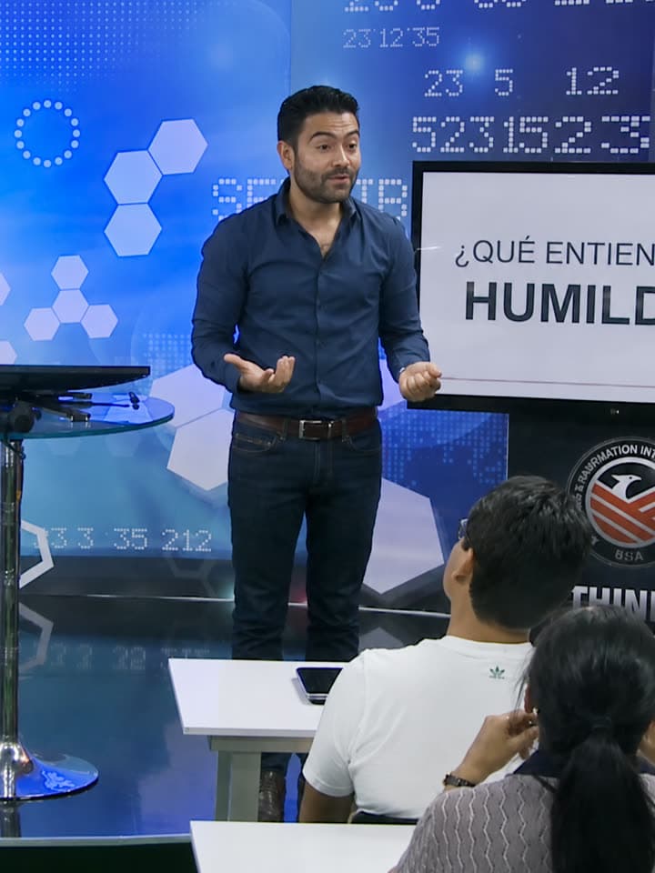 Felipe López enseñando en el set de la Escuela Living frente a coaches en formación