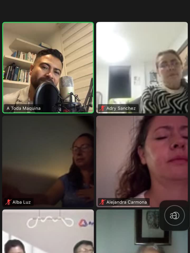 Felipe en una sesión de Zoom en vivo con participantes del programa Superhumanos durante la pandemia